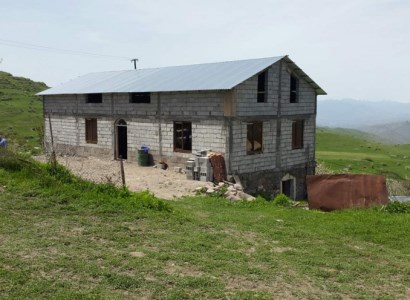 Solidarité envers une famille d’Arménie vivant avec 5 enfants depuis 15 ans dans une maison encore en chantier
