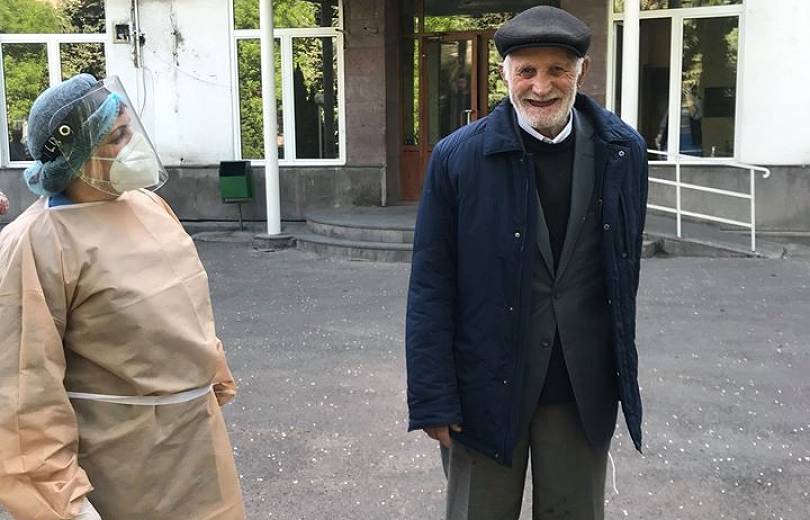 Serioja Stepanyan (96 ans) guéri du coronavirus à Erévan, rentre chez lui à pied