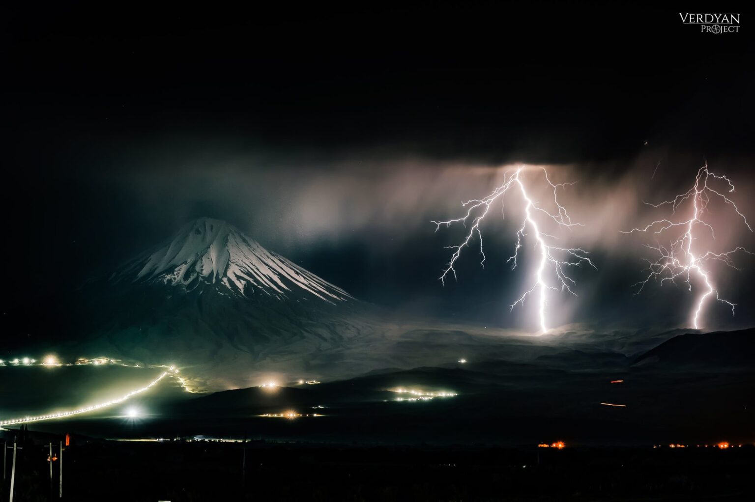 Orage puissant sur le mont Ararat