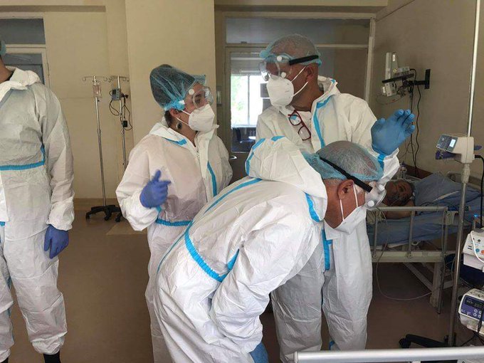 Les médecins francais avec leurs collègues arméniens examinent les personnes contaminées