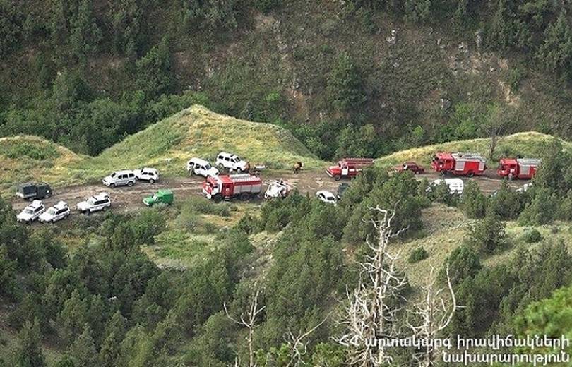 Les pompiers qui ont éteint l’incendie dans la forêt de Khosrof restent vigilants