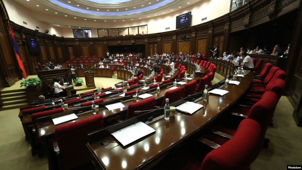 Le Parlement approuve les hausses des impôts fonciers