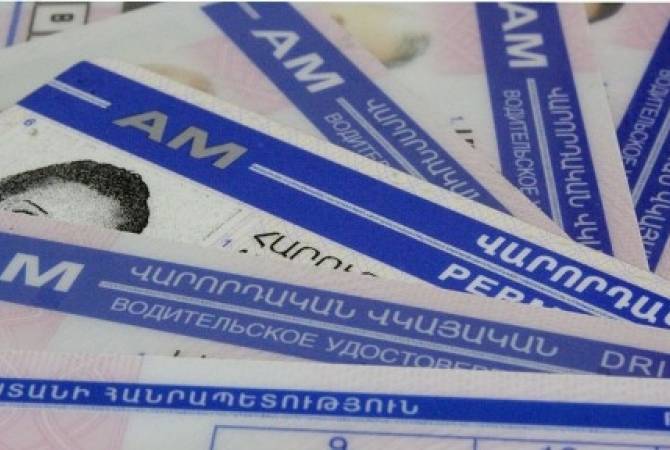 En Arménie, des fonctionnaires de police délivraient des permis de conduire contre rétribution de vrais drams arméniens…