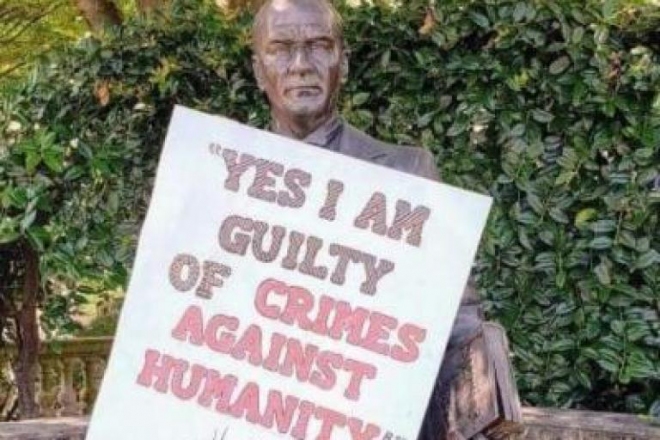 Une affiche sur la statue d’Atatürk dans un parc à Washington : Oui, je suis coupable de crimes contre l’humanité ! »