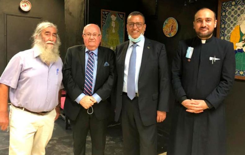 Le maire de Jérusalem Moshe Lion a visité l’exposition consacrée à l’art céramiques arméniennes de la Ville Sainte