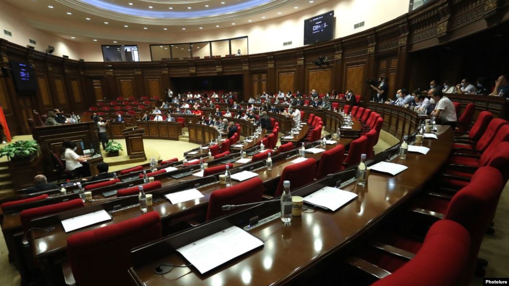 Le Parlement adopte de nouveaux amendements sur la Cour constitutionnelle