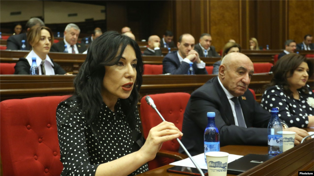Trois partis d’opposition attaquent le gouvernement devant le Parquet