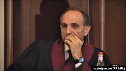 Un ancien membre de la Cour constitutionnelle se voit refuser son entrée au tribunal