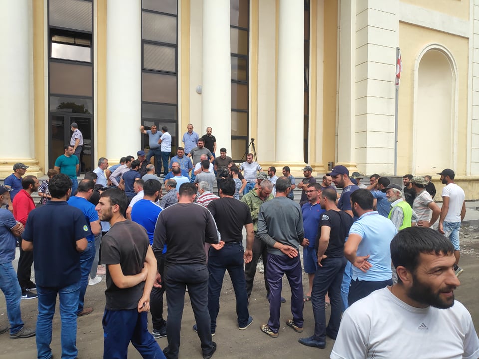 Les habitants de 13 villages arméniens du Djavakhk protestent devant la Préfecture d’Akhalkhalak