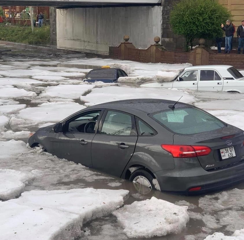 Gumri sous une épaisse couche de grêle a revêtu hier l’aspect d’une ville sous la neige