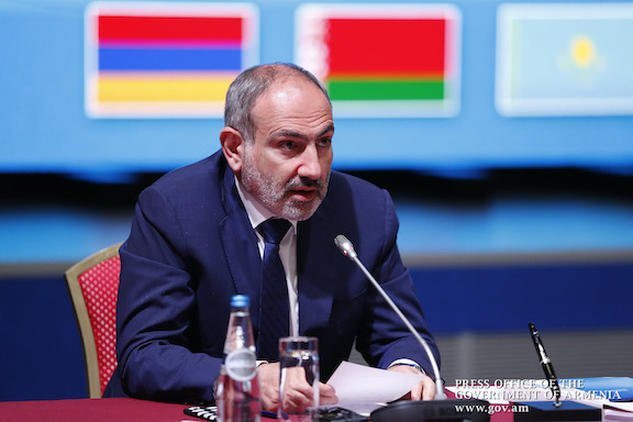 Bakou ne peut pas forcer l’Arménie à faire des concessions, dit Pashinyan aux dirigeants de l’UEE