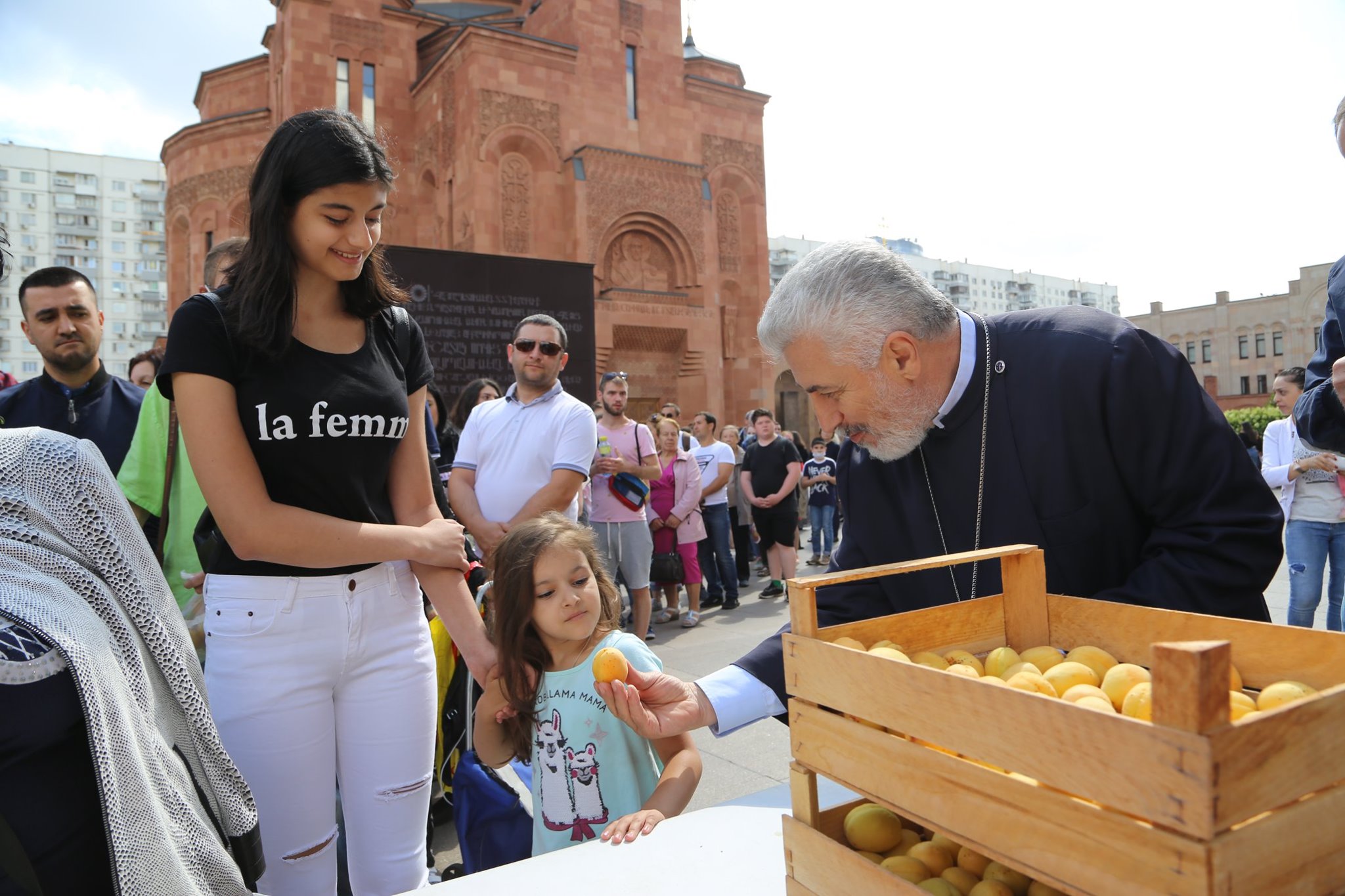 Des abricots d’Arménie distribués gratuitement à la cathédrale arménienne de Moscou