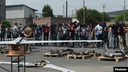 Le ministère de la Défense montre des drones azéris de fabrication israélienne détruits