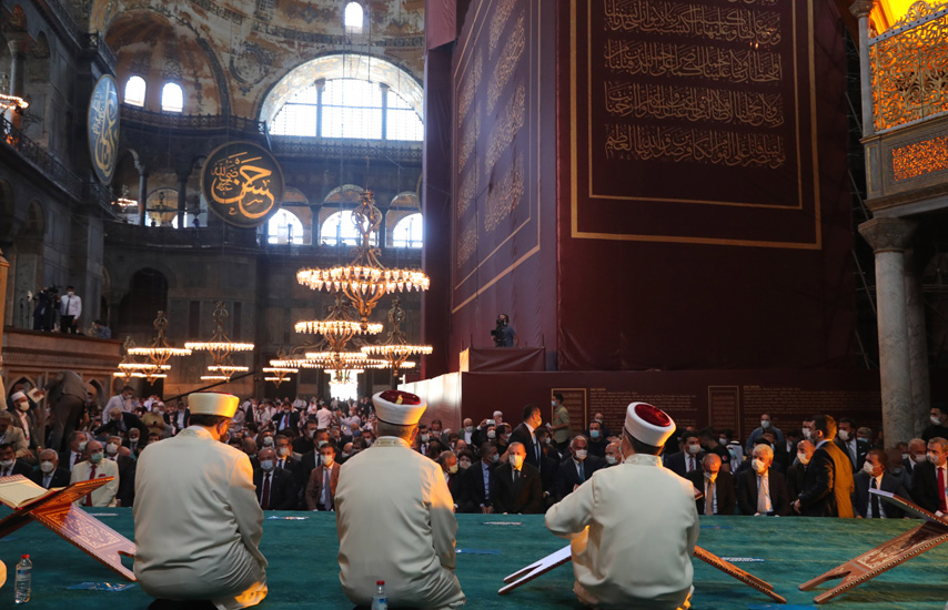 Des dizaines de Grecs « en deuil » protestent contre la reconversion de  Sainte-Sophie en mosquée