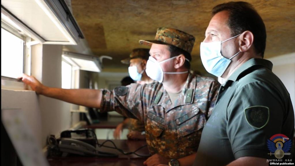Le ministre de la Défense arménien a visité les installations militaires d’Artsakh