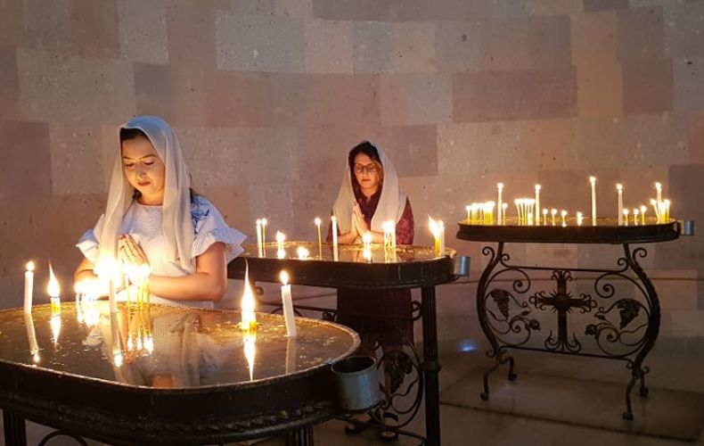 Des bougies allumées dans les églises de l’Artsakh en mémoire aux victimes de Beyrouth