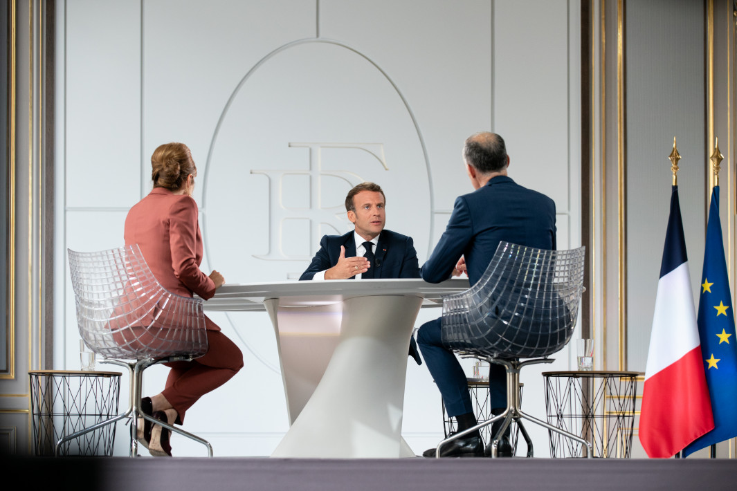 Macron appelle au dialogue et renforce la  présence militaire française