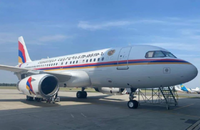 L’avion du gouvernement arménien peint avec le drapeau arménien