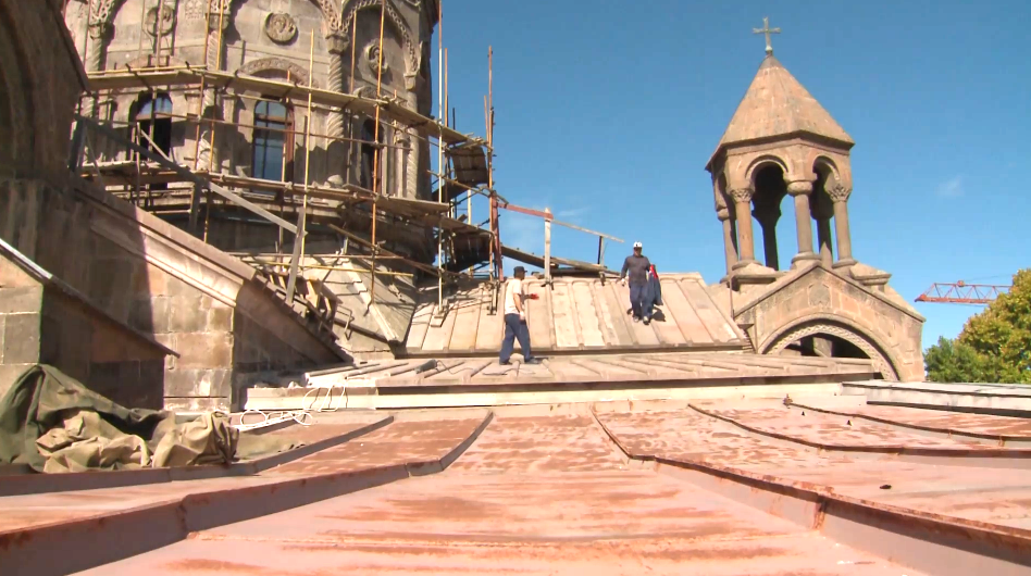 Début des travaux de réfection de la toiture de Sainte-Etchmiadzine
