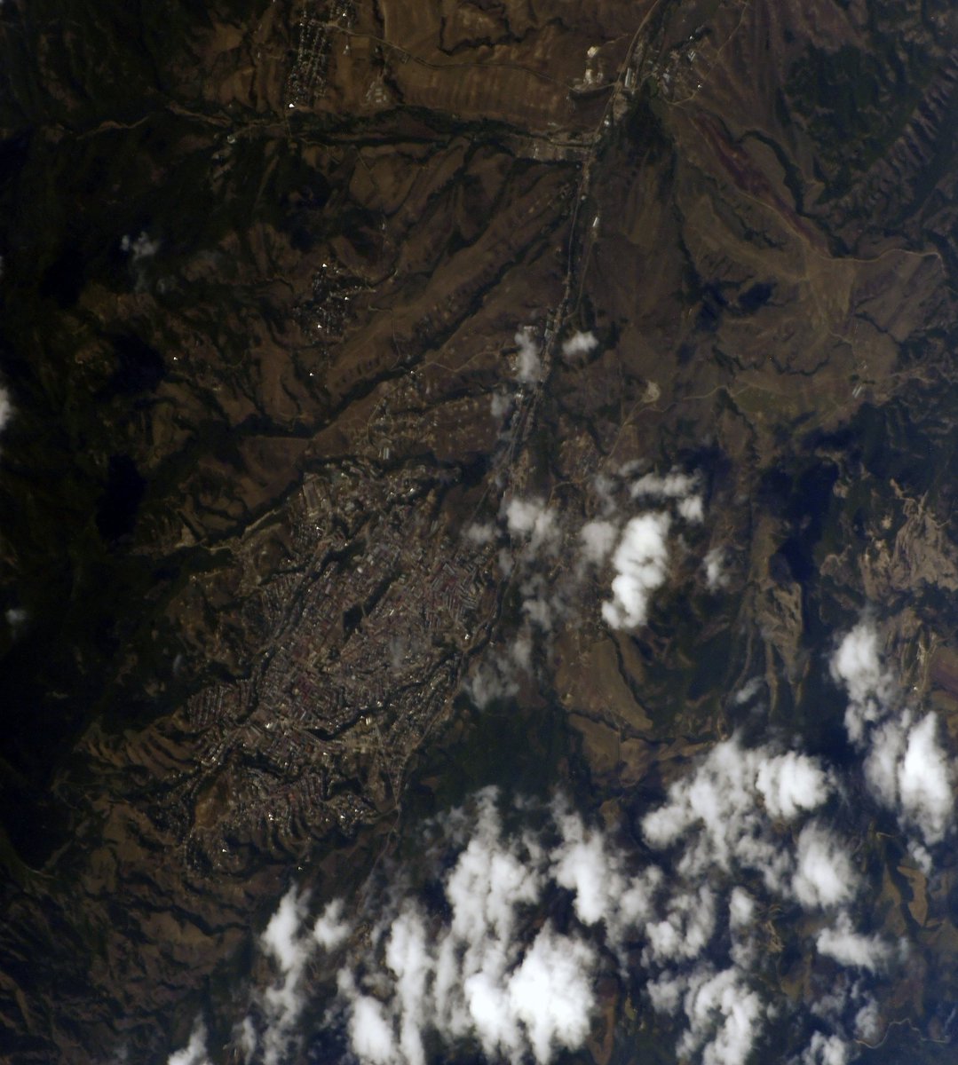 Vue de Stepanakert la capitale de l’Artsakh depuis la station spatiale