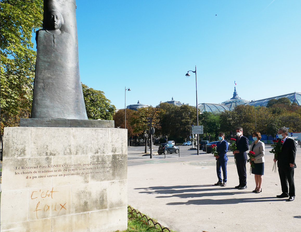 Cérémonie de recueillement devant la statue Komitas, vandalisée par un tag négationniste