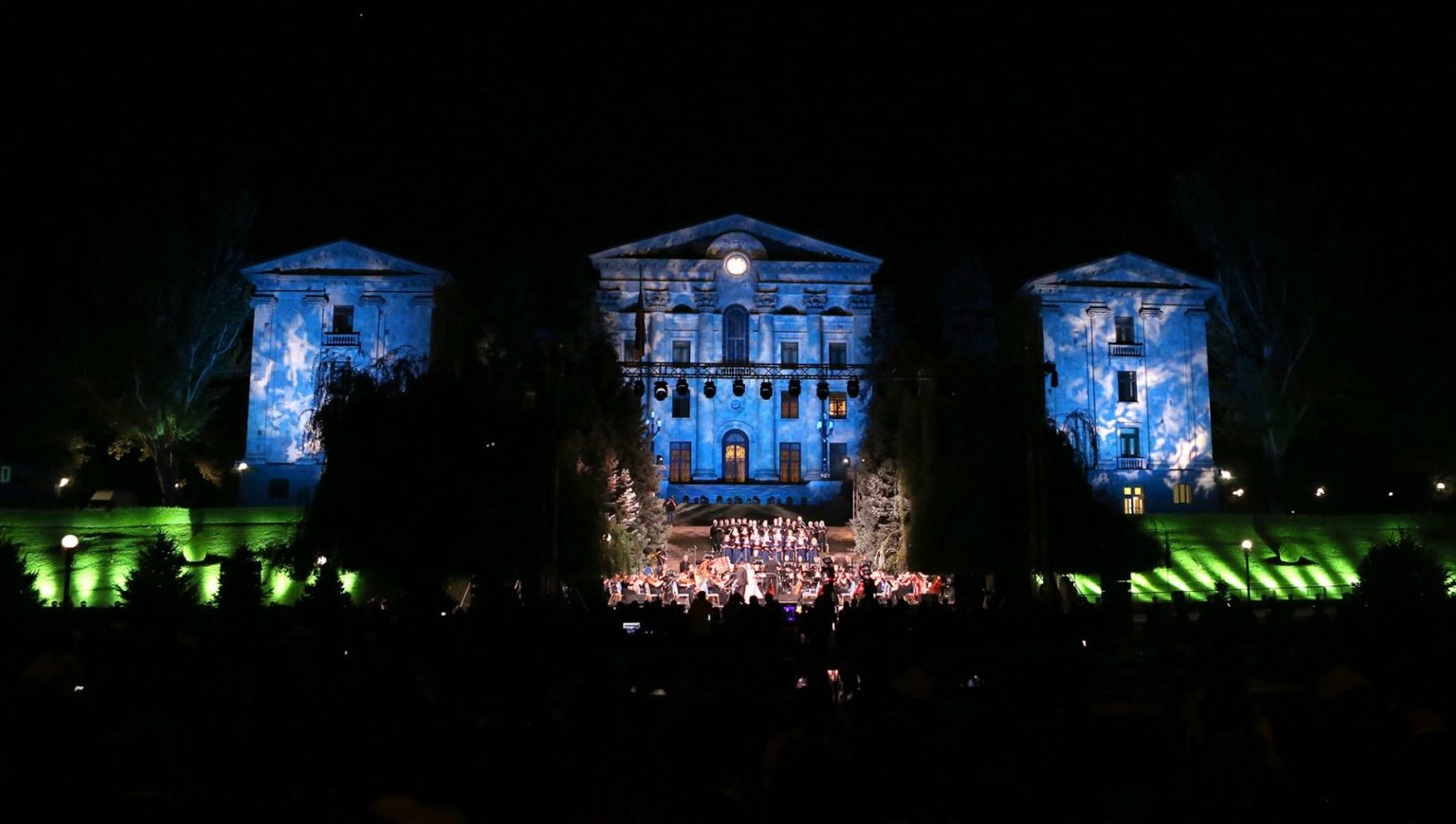 Un concert dans les jardins du Parlement arménien organisé par l’Ugab pour soutenir Beyrouth