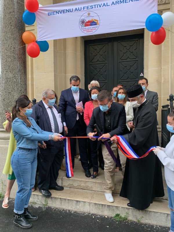Luc Carvounas : « Très heureux d’avoir inauguré avec ⁦@isasantiago_94⁩ le 3e festival arménien de Paris »