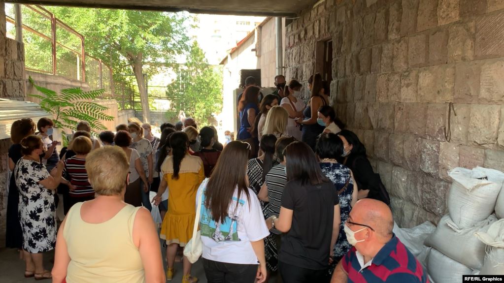 Longue file d&rsquo;enseignants pour se faire tester avant la rentrée des classes