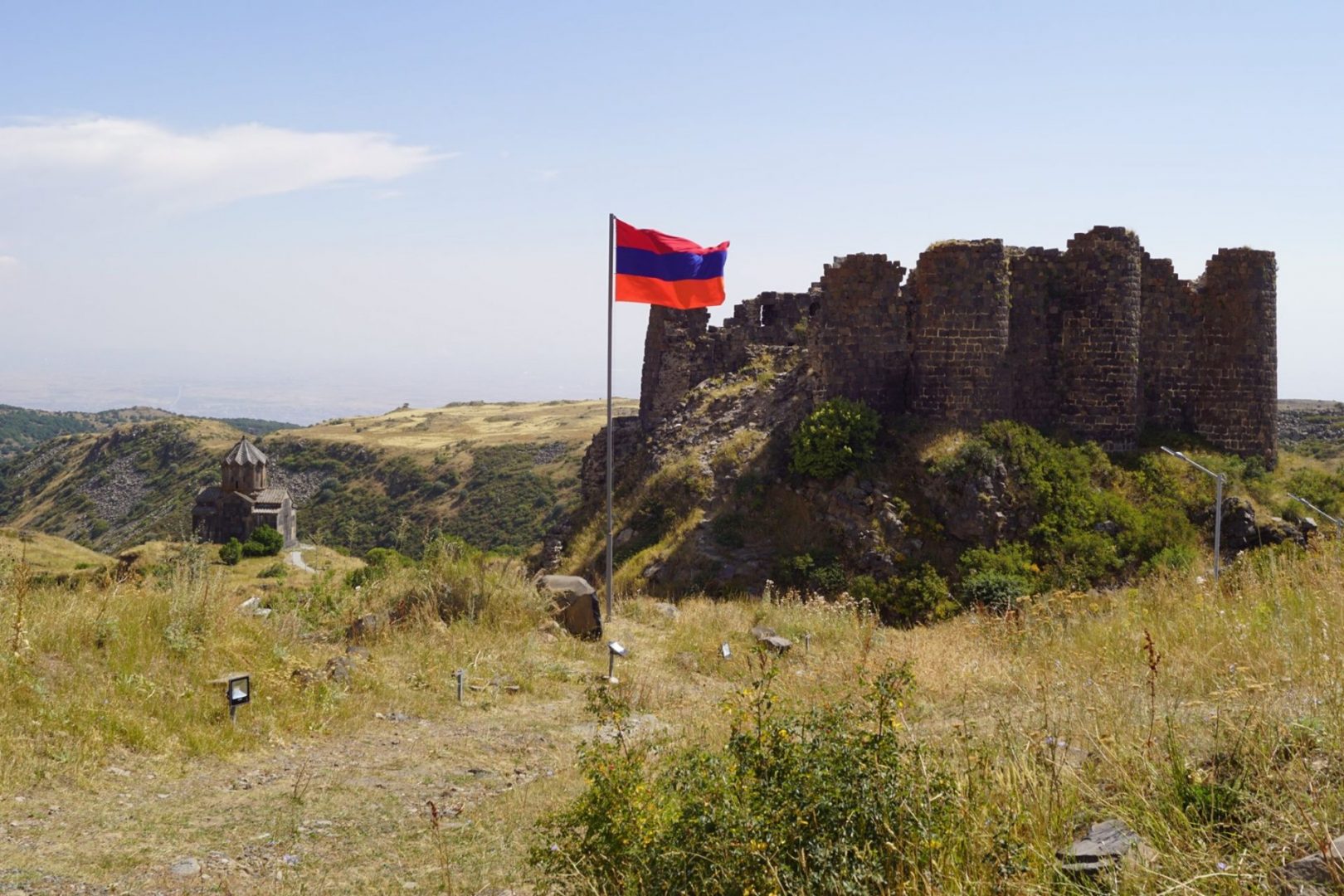 Un tricolore arménien hissé sur l’espace du fort d’Amberd (Arménie)