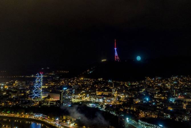 La tour de la télévision publique géorgiennes à Tbilissi éclairée aux couleurs de l’Arménie