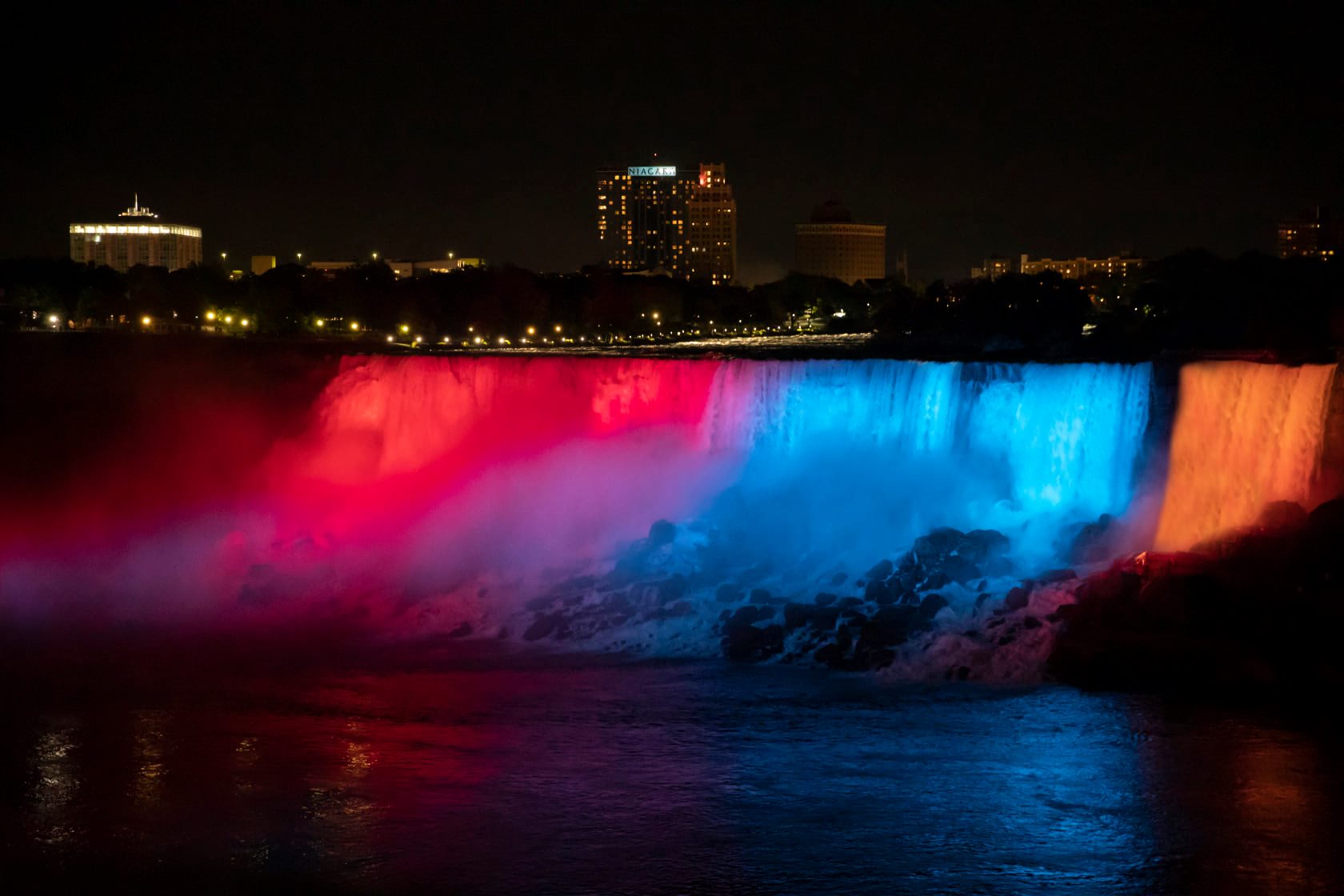 Les chutes du Niagara éclairées aux couleurs de l’Arménie le 21 septembre : spectacle magique !