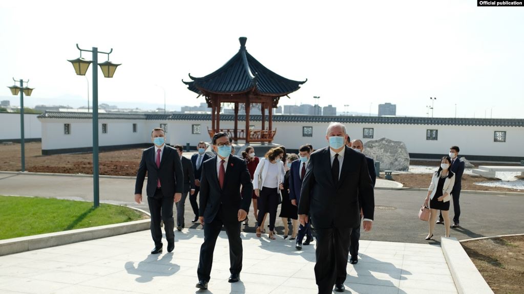 Le president Sarkissian visite l’imposante ambassade de Chine à Erevan