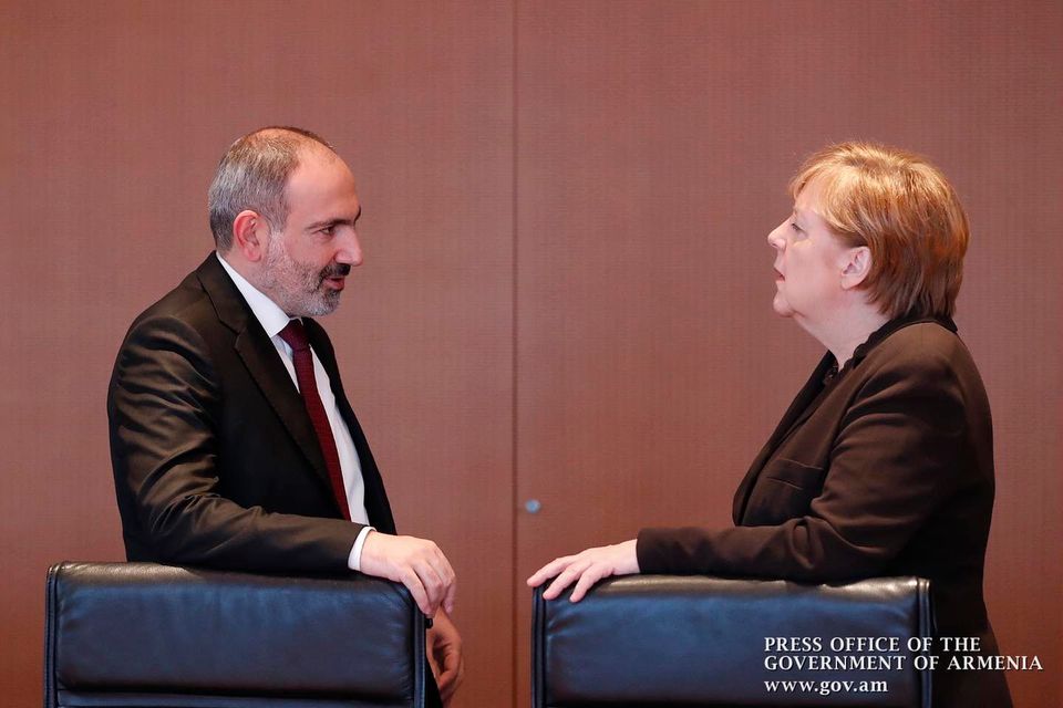 Nikol Pashinyan appelle Angela Merkel afin de tout mettre en œuvre pour freiner la position destructrice de la Turquie