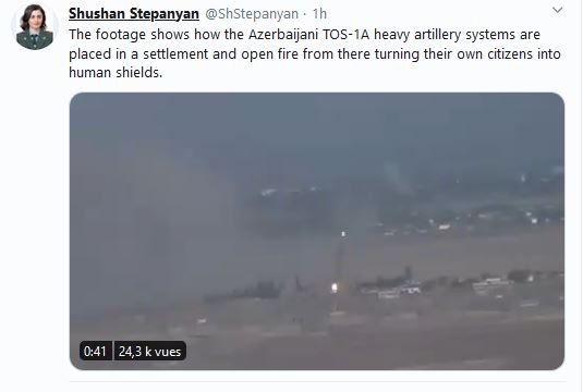 Les images montrent comment les systèmes d&rsquo;artillerie lourde azerbaïdjanais TOS-1A sont placés dans une colonie civile et ouvrent le feu à partir de là, transformant leurs propres citoyens en boucliers humains.