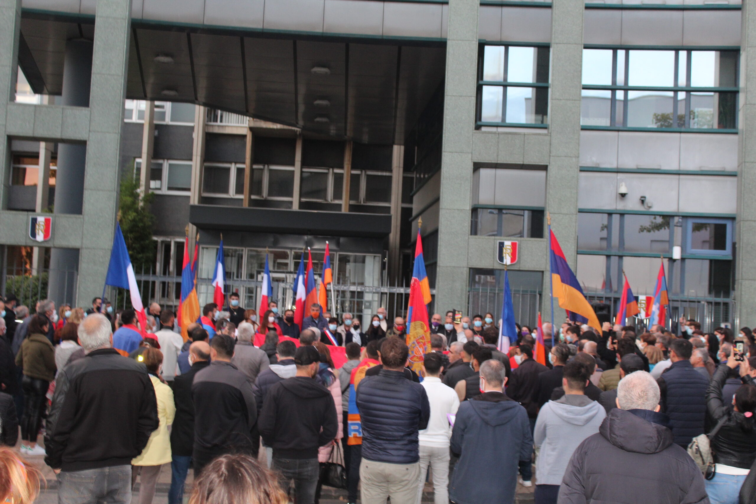 Plus de 800 personnes à Valence au rassemblement de solidarité pour l’Artsakh et l’Arménie