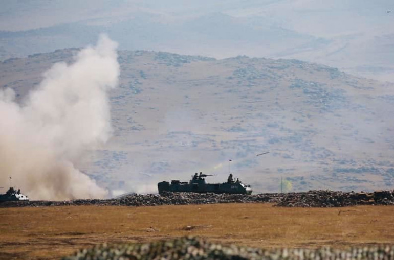 Tirs intensifs réciproques à la frontière de l’Artsakh mais l’armée arménienne fait pression sur les positions de tir ennemis