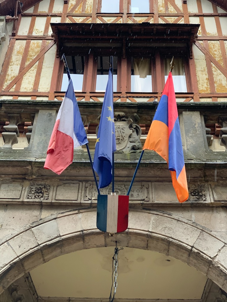 Le drapeau arménien sur le fronton de l&rsquo;hôtel de ville de Sarcelles