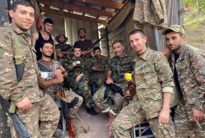 Arayik Harutyunuan au front prend le café ce dimanche matin avec les soldats