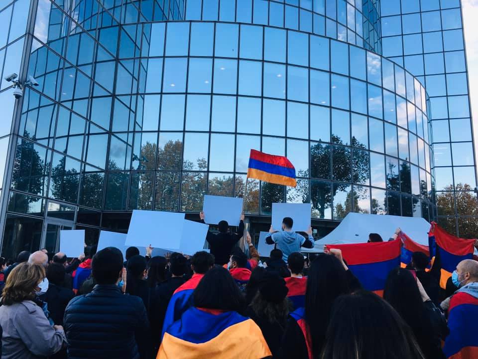 Les Arméniens ont protesté devant le siège de TF1 à Paris après le reportage scandaleux pro-azéri d&rsquo;hier aux informations