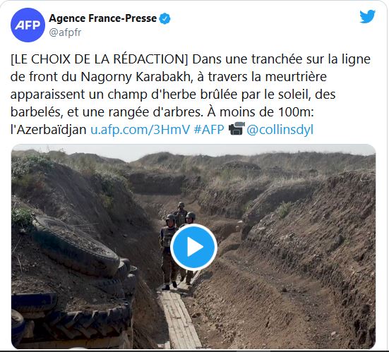Dans une tranchée sur la ligne de front du Nagorny Karabakh, à travers la meurtrière apparaissent un champ d&rsquo;herbe brûlée par le soleil, des barbelés, et une rangée d&rsquo;arbres. À moins de 100m: l&rsquo;Azerbaïdjan