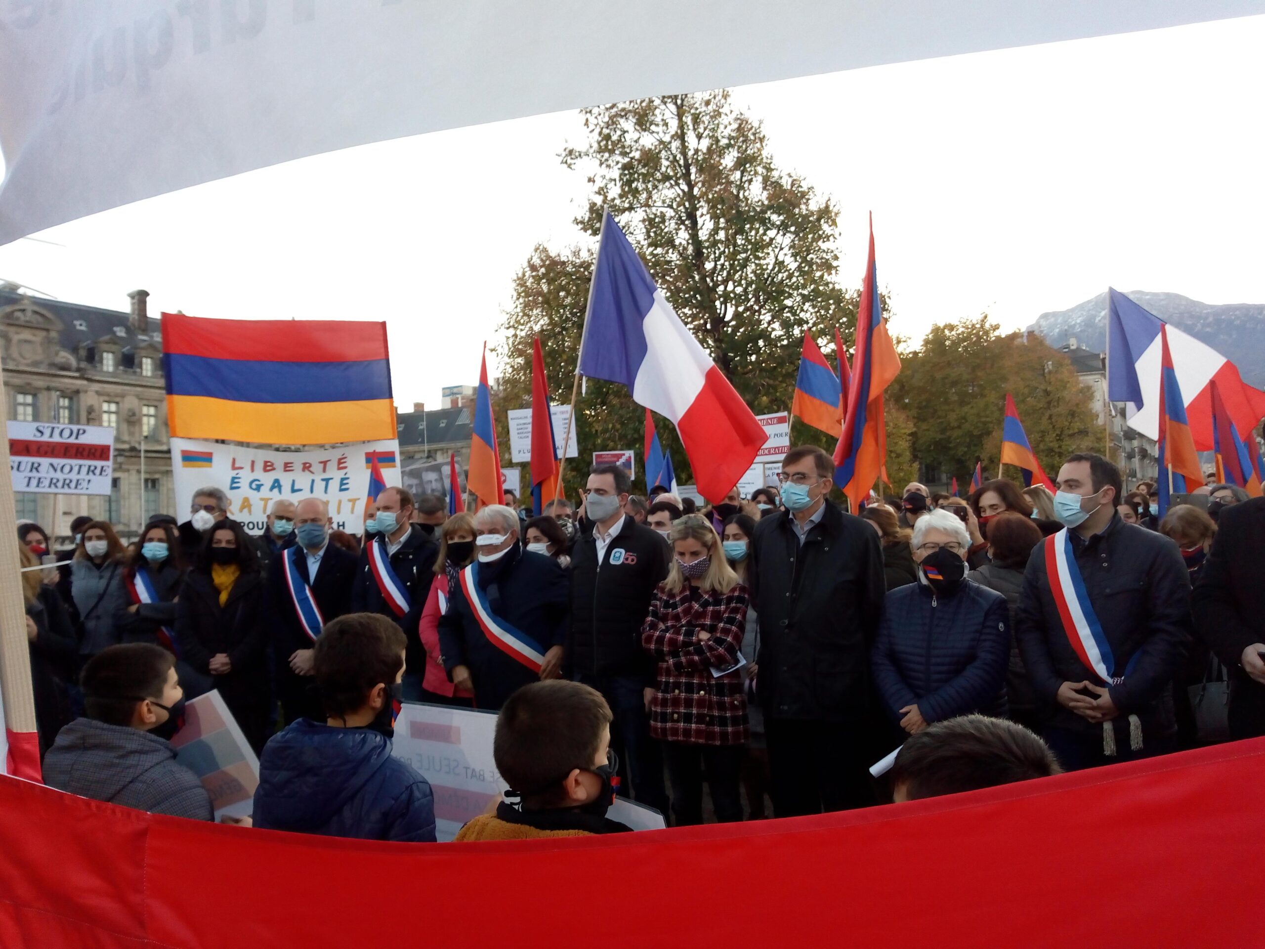 A Grenoble 350 manifestants devant la Préfecture de l’Isère ont apporté leur solidarité à l’Arménie et l’Artsakh