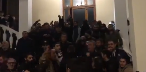 Vidéo : des manifestants ont pris d&rsquo;assaut le bâtiment du gouvernement pour protester contre l&rsquo;accord en Artsakh