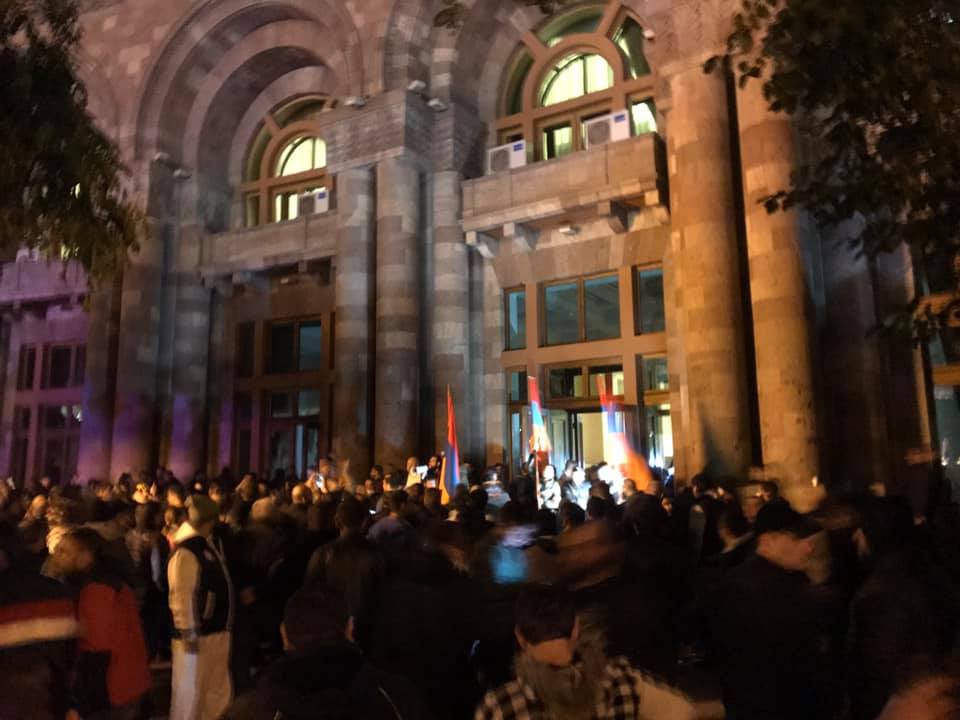 Cessez-le-feu au Karabakh: « Honte à toi à Pachinian! », crie la foule à  Erevan