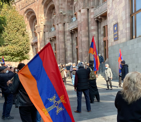 Deux à trois mille personnes manifestant dans les rues d&rsquo;Erevan : « Le Premier ministre nous a vendus »