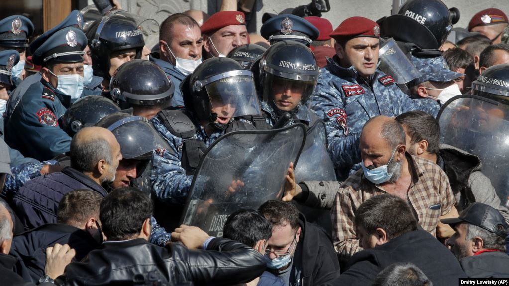 Confrontation entre la police anti-émeute et les manifestants