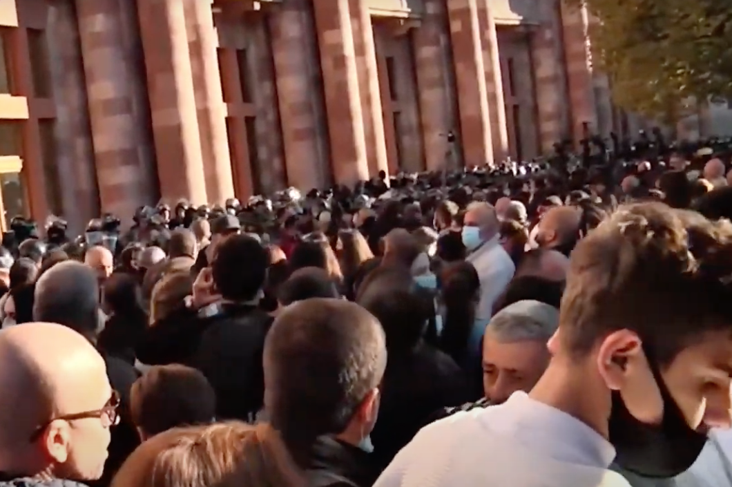 Emeutes et arrestations sur fond de cessez-le-feu contesté