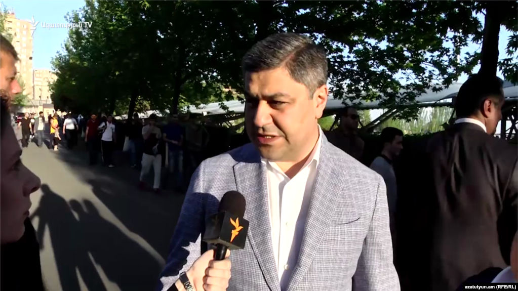 Arthur Vanetsian retrouve la liberté, et les manifestations se poursuivent à Erevan
