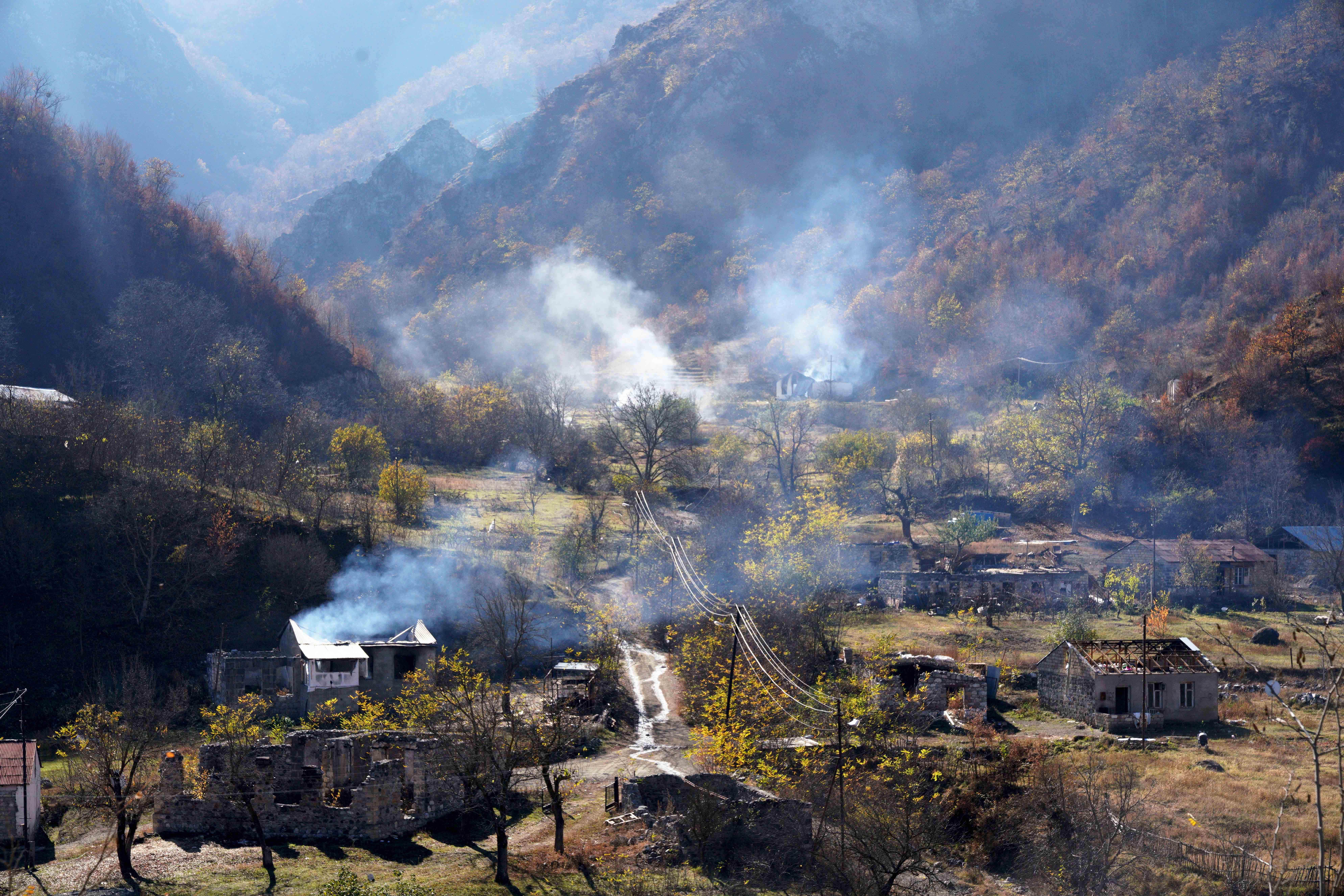 Les Arméniens brûlent leurs maisons avant l’arrivée des Azerbaïdjanais
