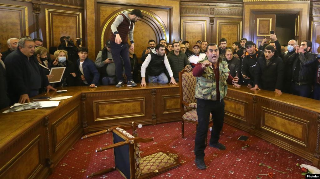 Des arrestations et des inculpations suite aux émeutes à Erevan après le cessez-le-feu