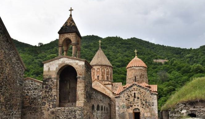Vladimir poutine a insisté sur l’importance de la protection des monuments et lieux de culte au Haut-Karabagh